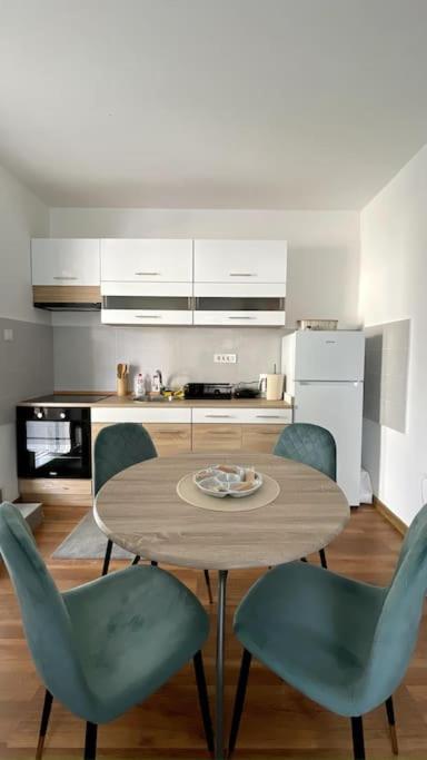 Beachside Bliss: 200m Away Апартаменты